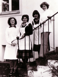 Ein altes Bild mit Frauen auf einer Treppe